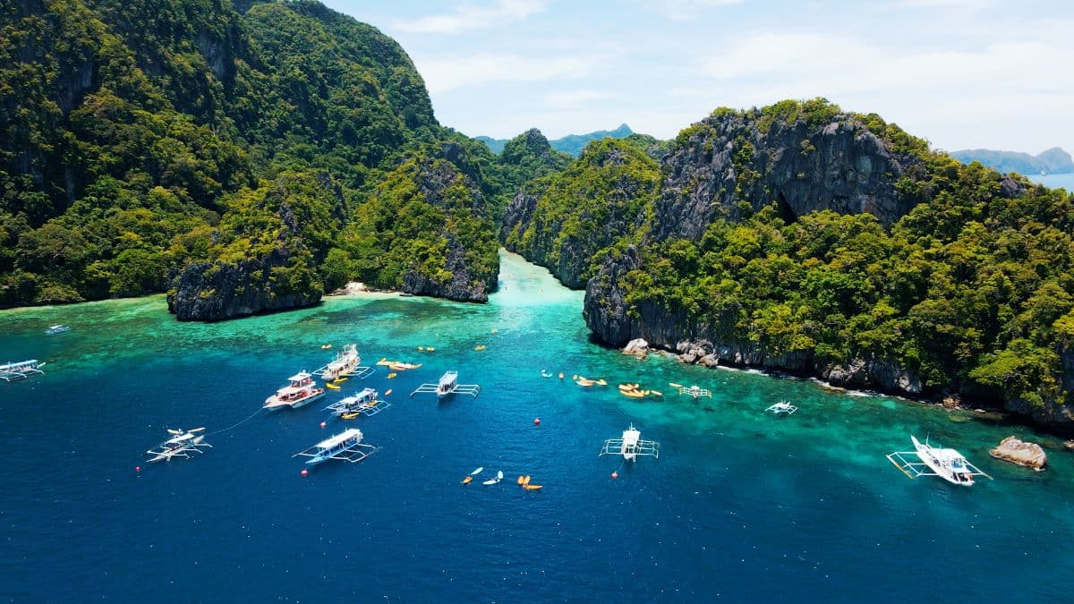 フィリピンの島々とエメラルドグリーンの海を望む空撮